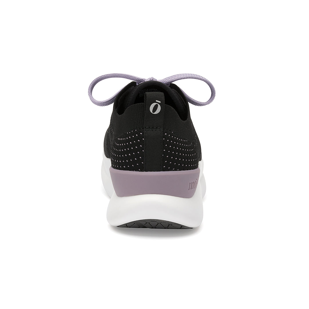 Leap shoe heel detail showcasing Dynamic Motion Technology¨ for enhanced stability and heel support.